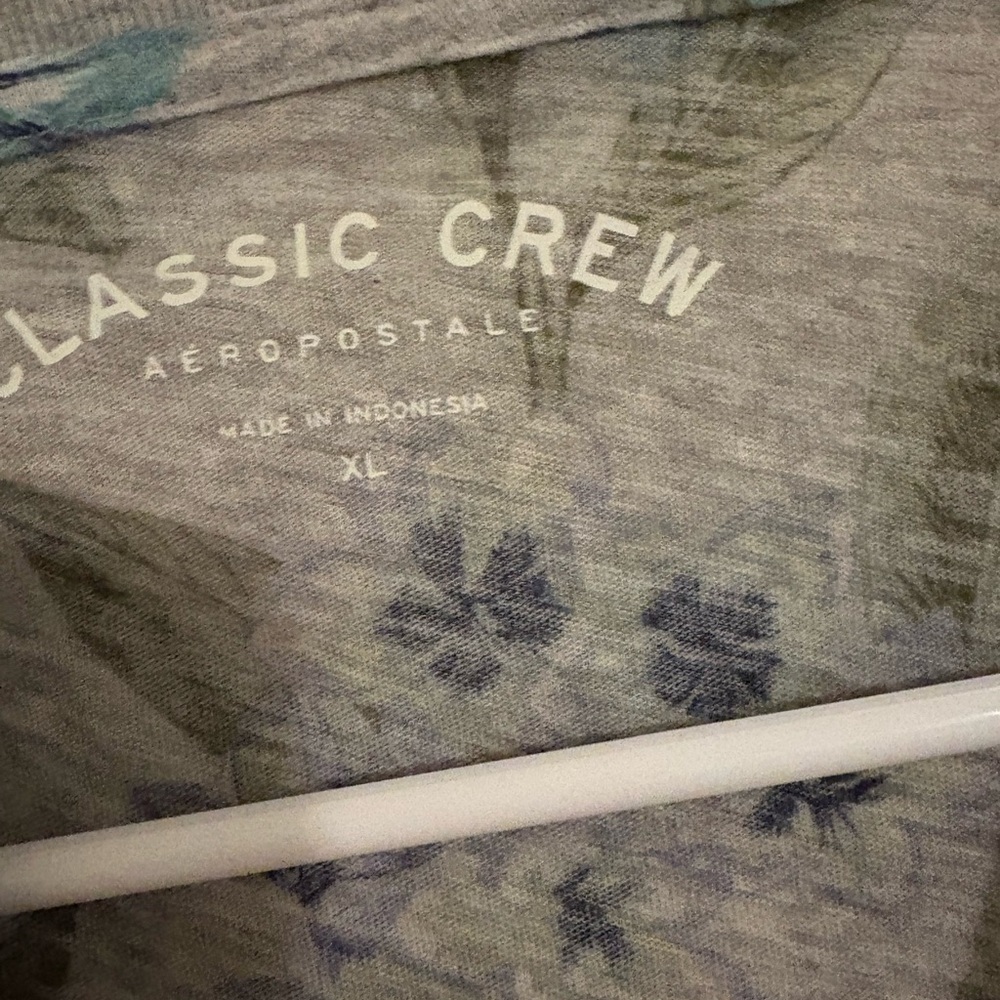Aeropostale Gray Floral Crew T-Shirt - Picture 2 of 3